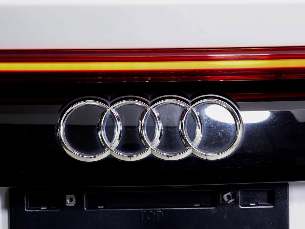 Used 2023 Audi Q8 Premium image 13