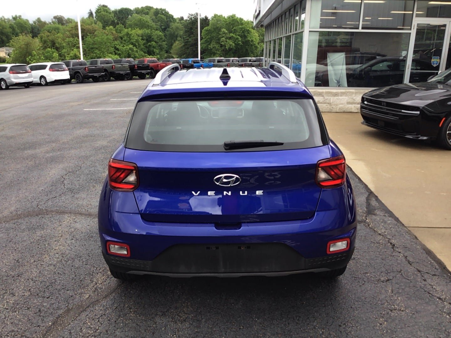 Used 2022 Hyundai Venue SEL FWD image 3