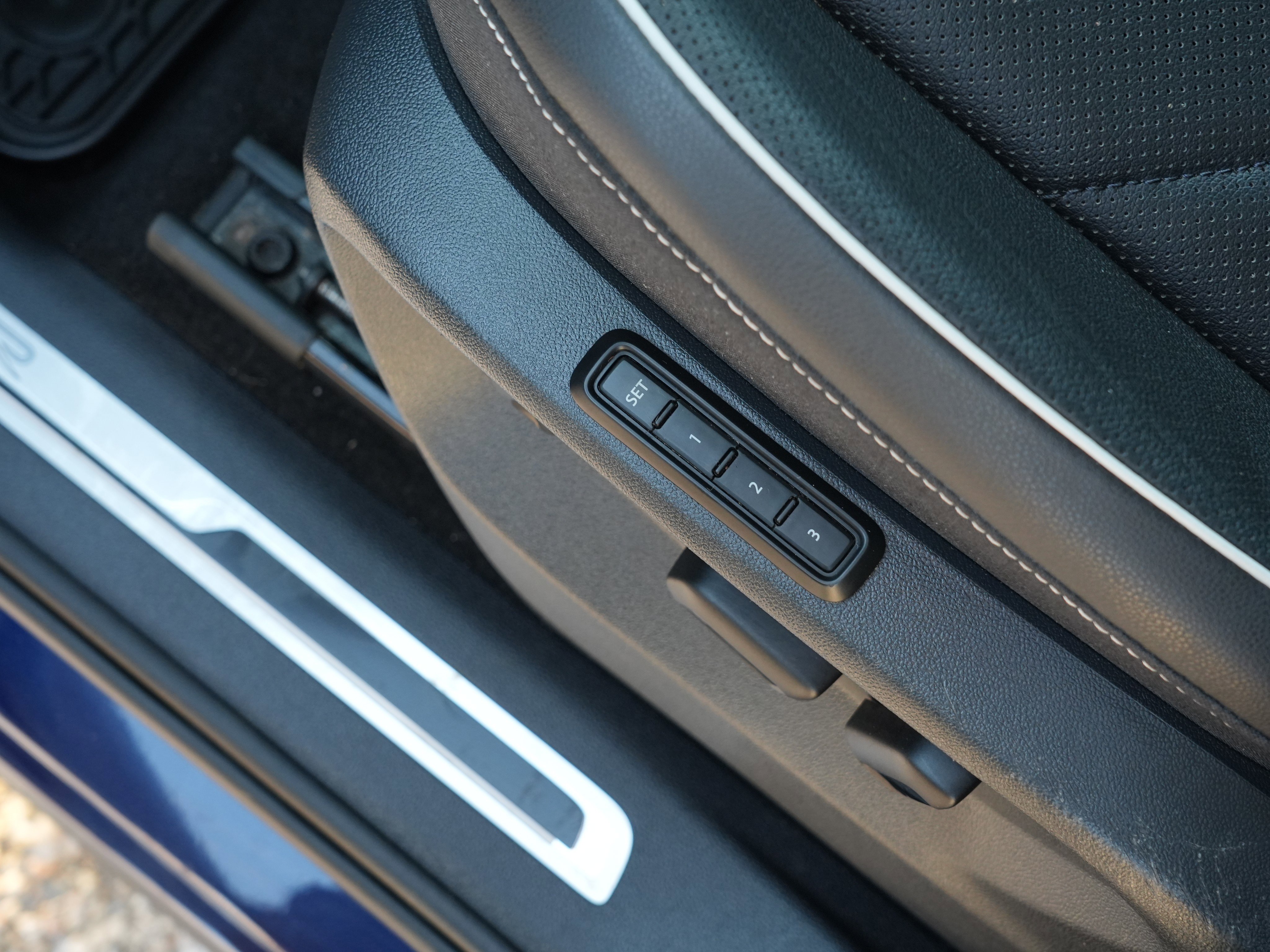 Used 2023 Volkswagen Tiguan SEL R-Line image 22