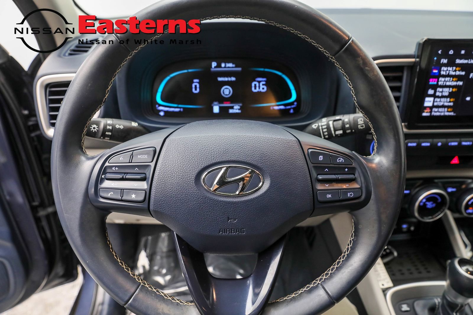 Used 2023 Hyundai Venue Limited image 11
