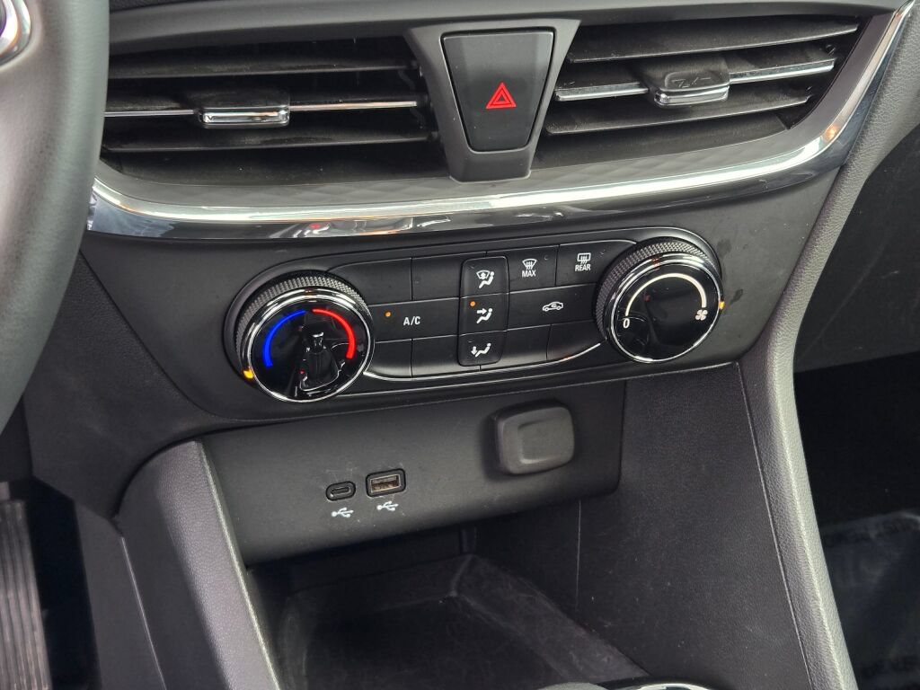 Certified 2025 Buick Encore GX Preferred FWD image 27