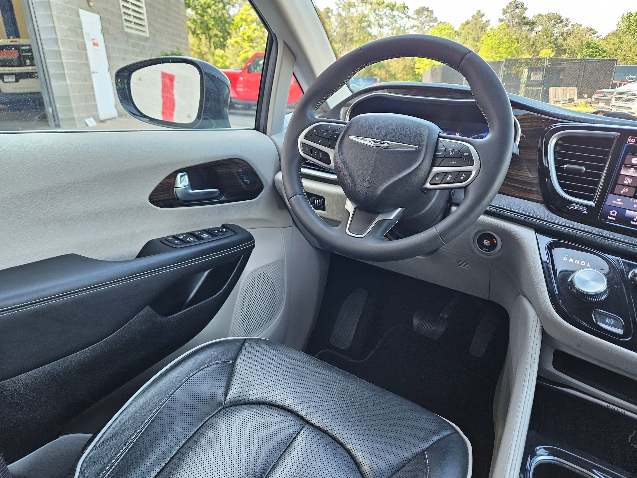 Used 2023 Chrysler Pacifica Limited FWD image 9