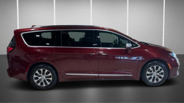 Used 2021 Chrysler Pacifica Pinnacle FWD image 3