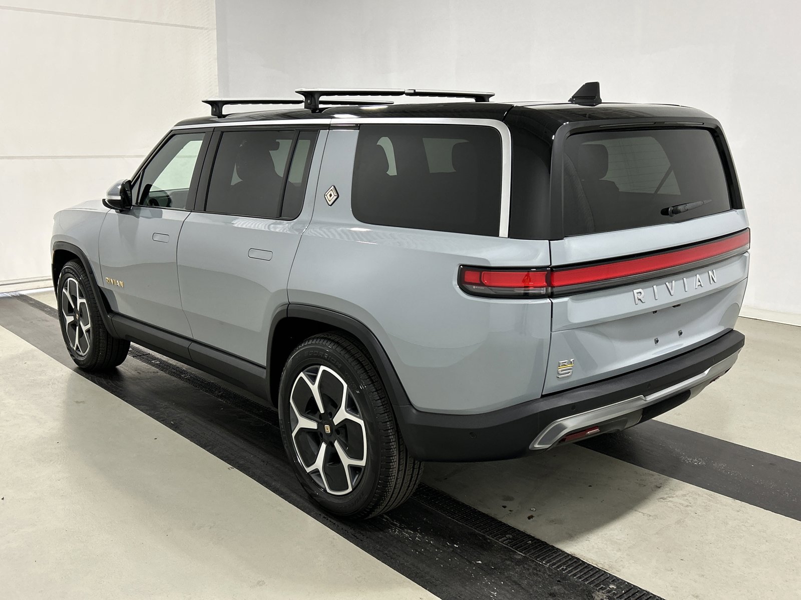 Used 2024 Rivian R1S Adventure AWD/4WD image 3
