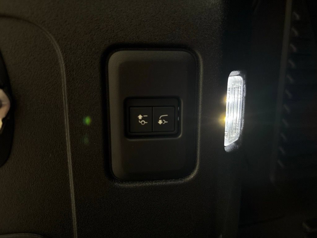 New 2026 Land Rover Defender 90 X-Dynamic SE AWD/4WD image 34