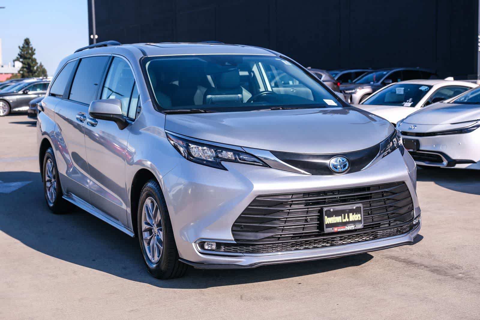 Certified 2024 Toyota Sienna XLE FWD image 3