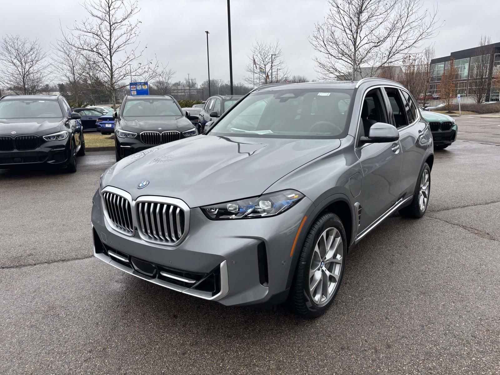 New 2026 BMW X5 xDrive50e image 3