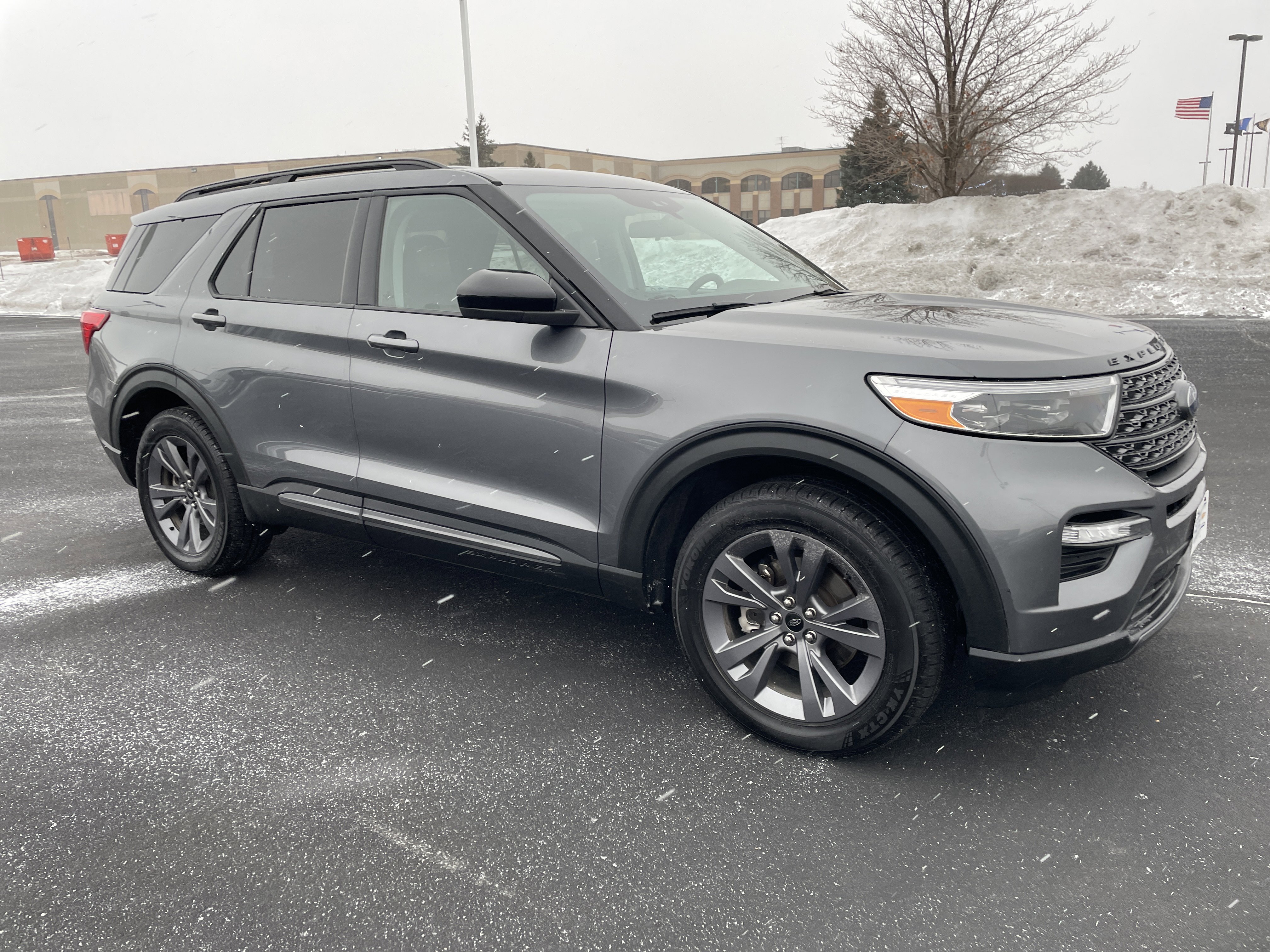 Used 2022 Ford Explorer XLT w/ Equipment Group 202A image 7