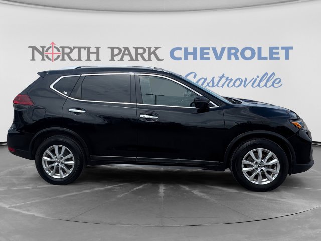 Used 2018 Nissan Rogue SV FWD image 2