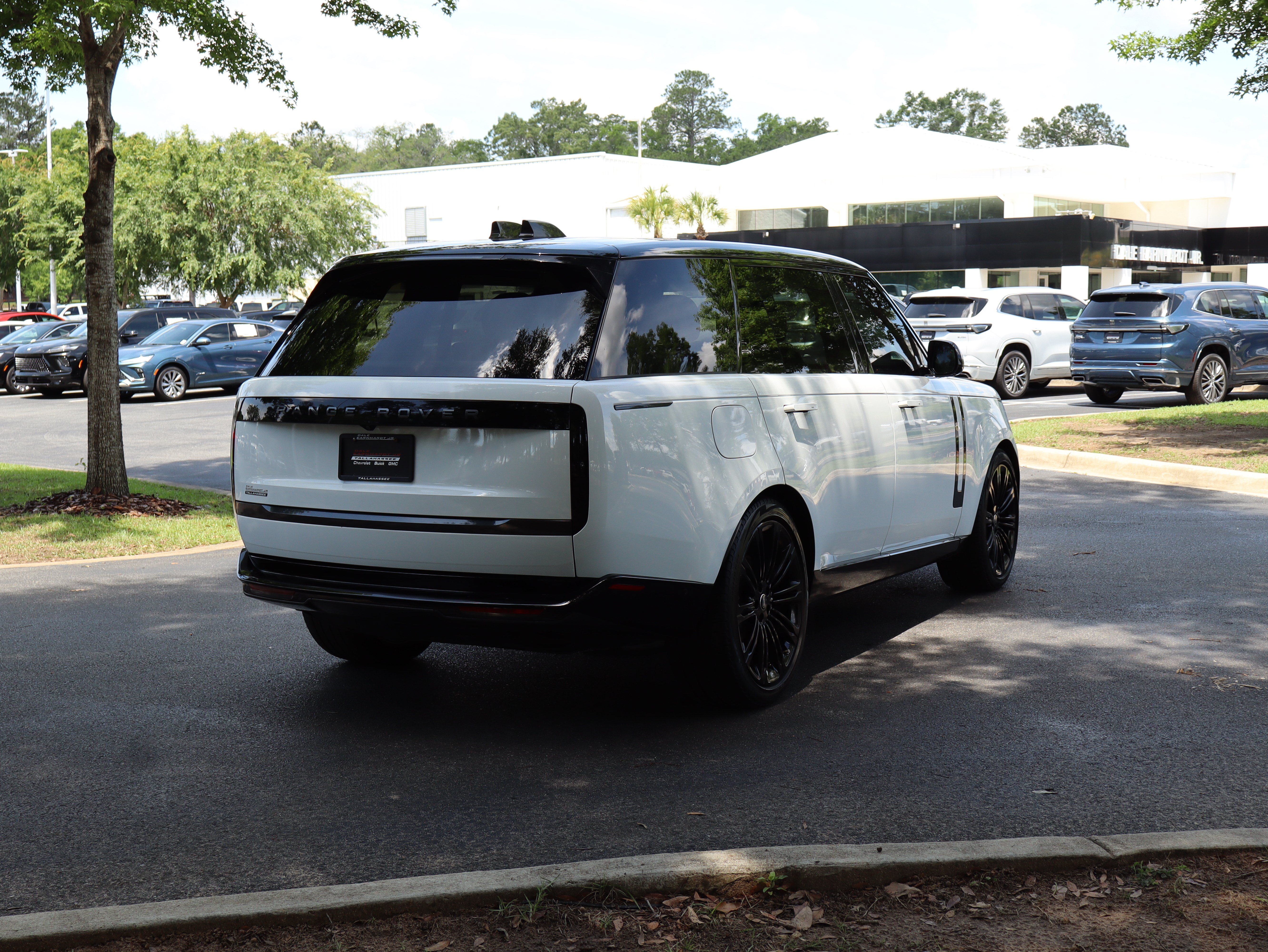 Used 2024 Land Rover Range Rover Long Wheelbase SE AWD/4WD image 9