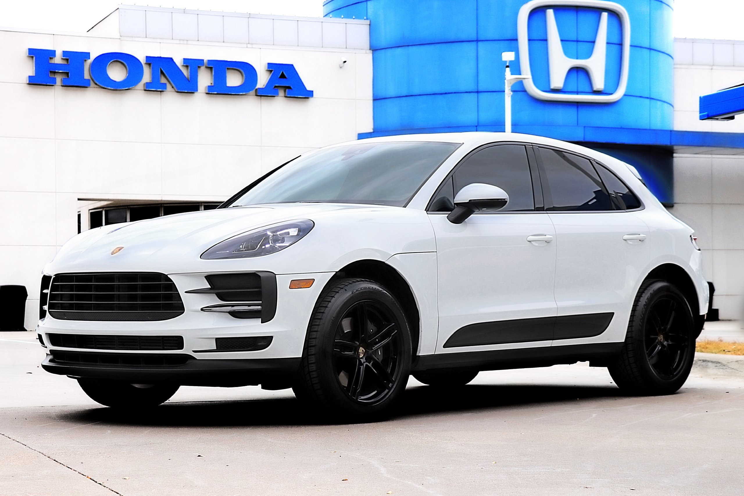 Used 2021 Porsche Macan AWD/4WD image 1