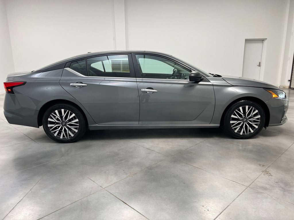 Used 2025 Nissan Altima 2.5 SV FWD image 10