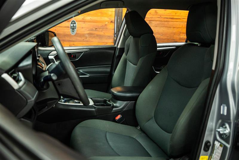 Used 2021 Toyota RAV4 LE image 9