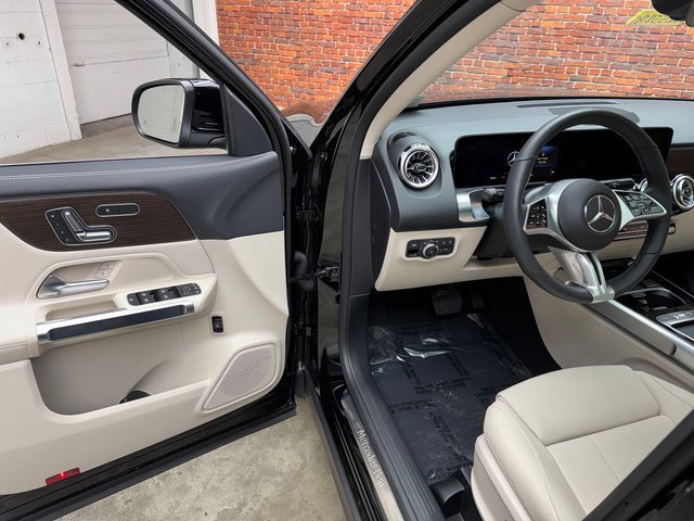 Used 2025 Mercedes-Benz GLB 250 4MATIC image 9