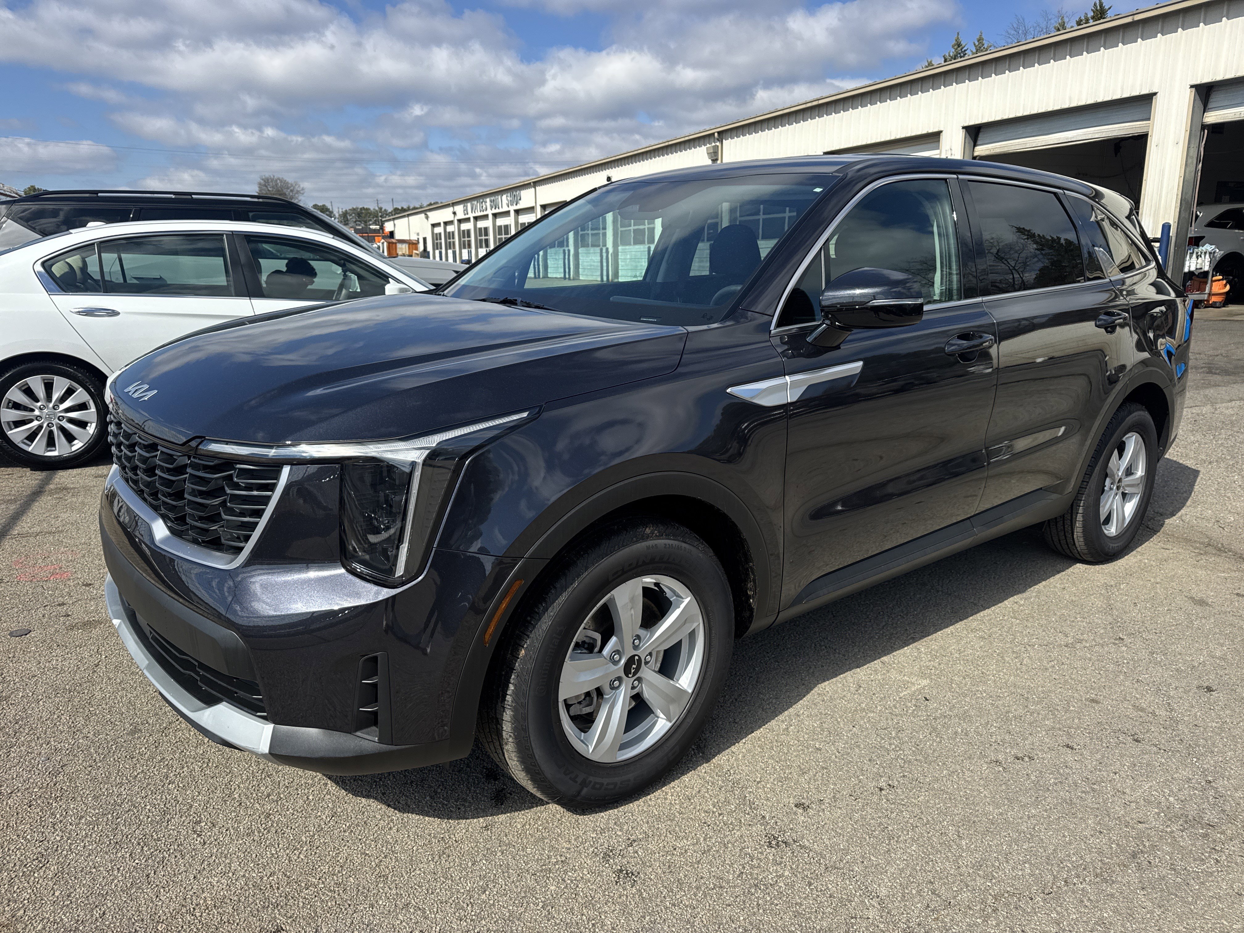 Certified 2025 Kia Sorento LX image 3