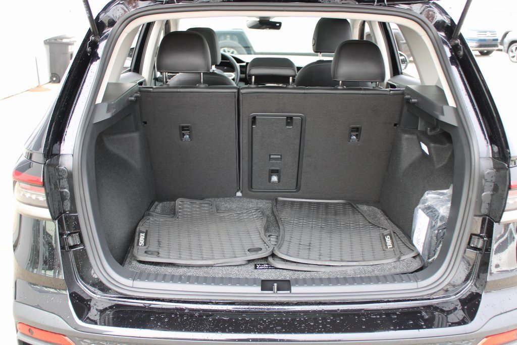 Certified 2025 Volkswagen Taos SE image 28