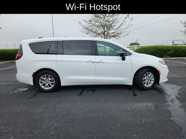 Used 2025 Chrysler Pacifica Select FWD image 10