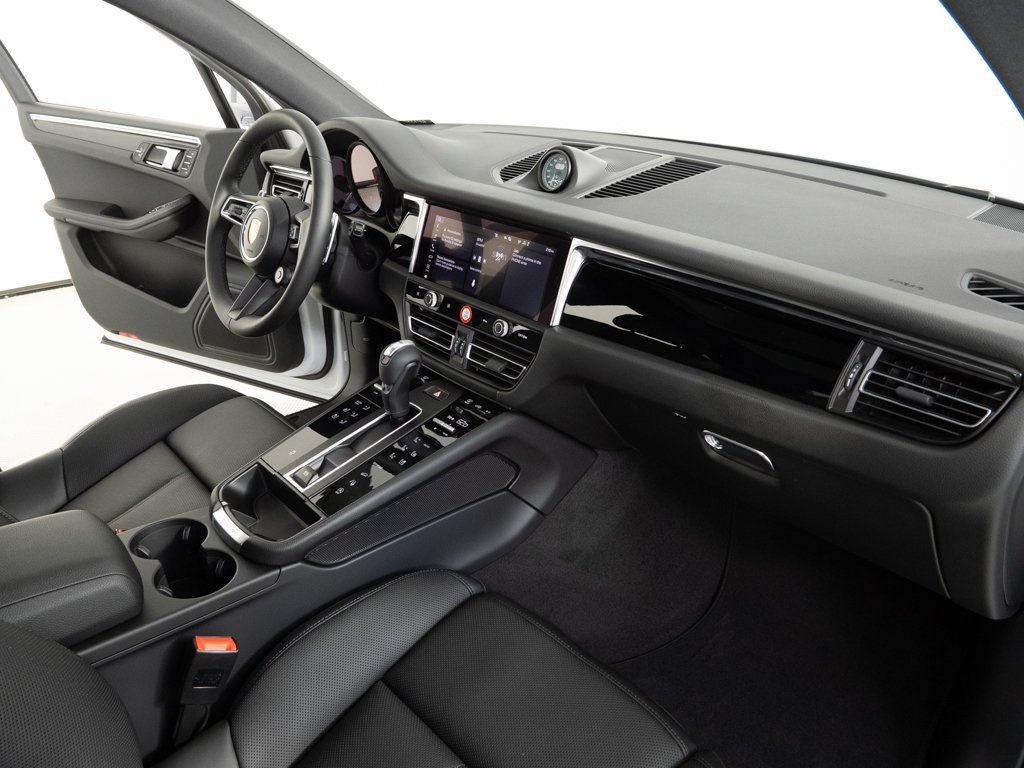 Certified 2026 Porsche Macan AWD/4WD image 25