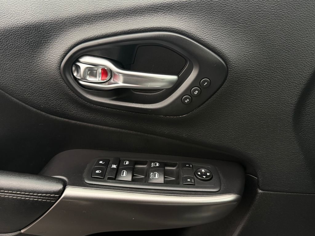 Used 2020 Jeep Cherokee Limited image 17