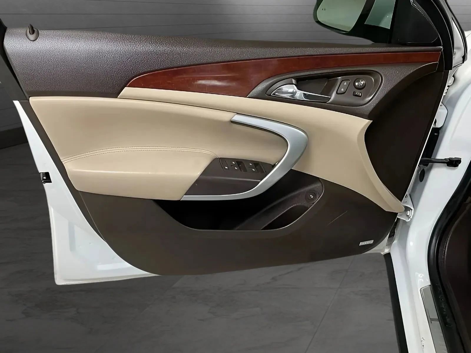 Used 2016 Buick Regal Premium w/ Driver Confidence Package #2 FWD image 9