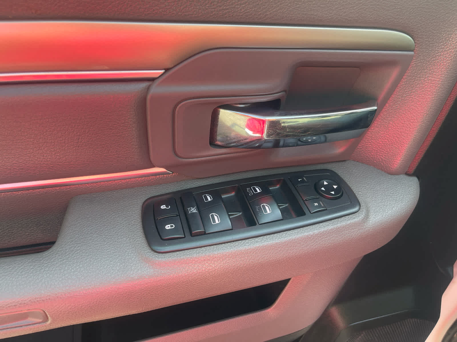 Used 2019 RAM 1500 Classic SLT w/ Protection Group AWD/4WD image 12
