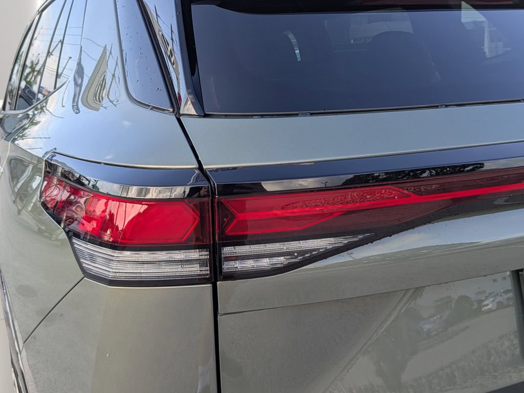 New 2026 Volkswagen Tiguan SE R-Line FWD image 8