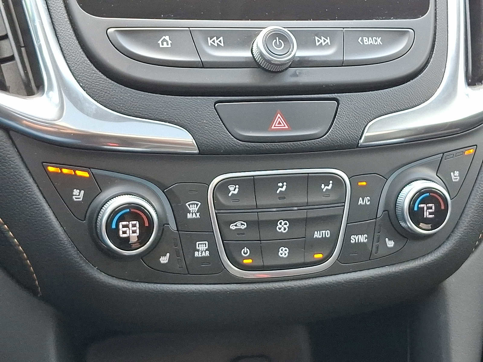 Used 2018 Chevrolet Equinox Premier AWD/4WD image 16