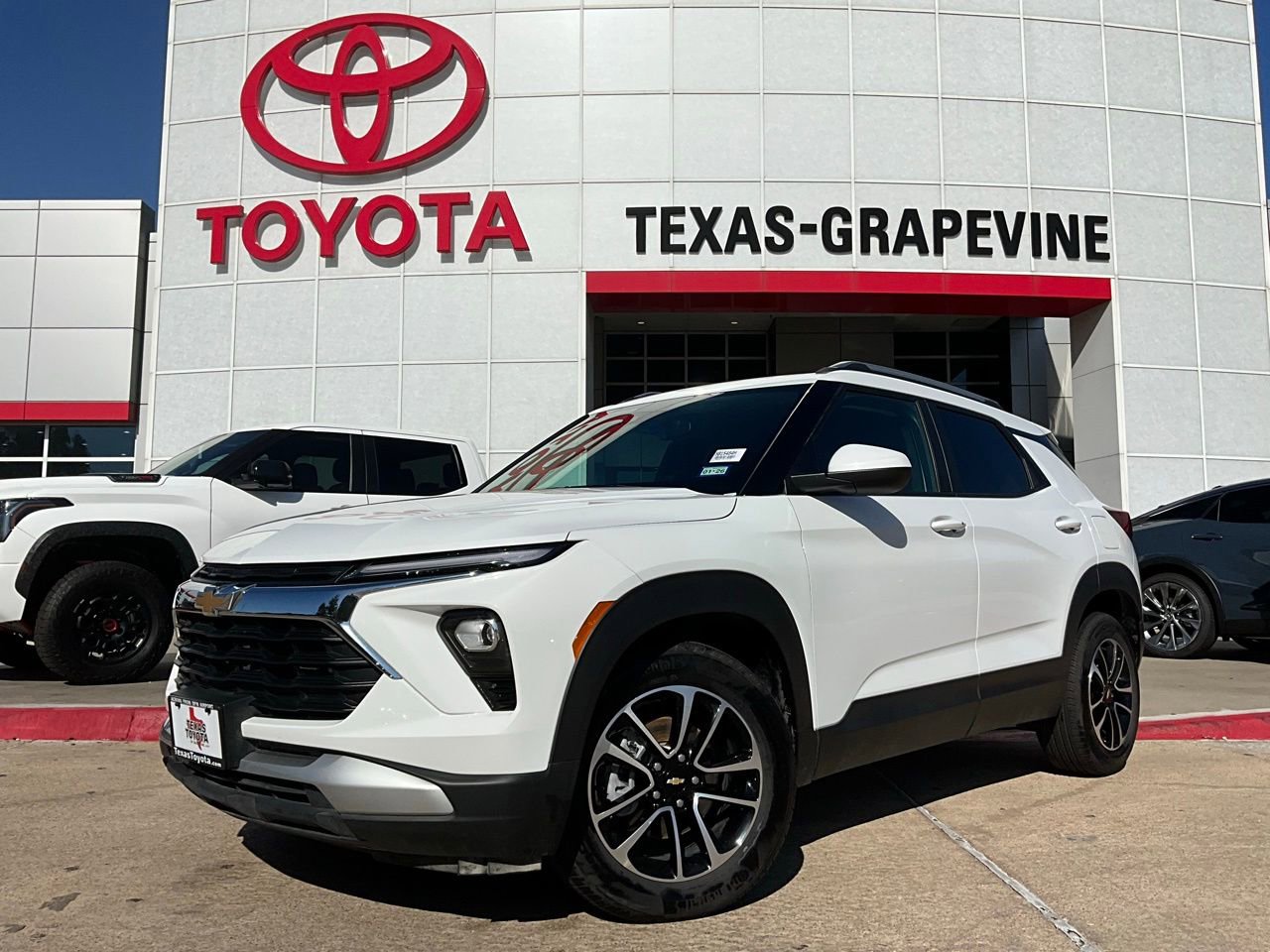 Used 2025 Chevrolet TrailBlazer LT image 2