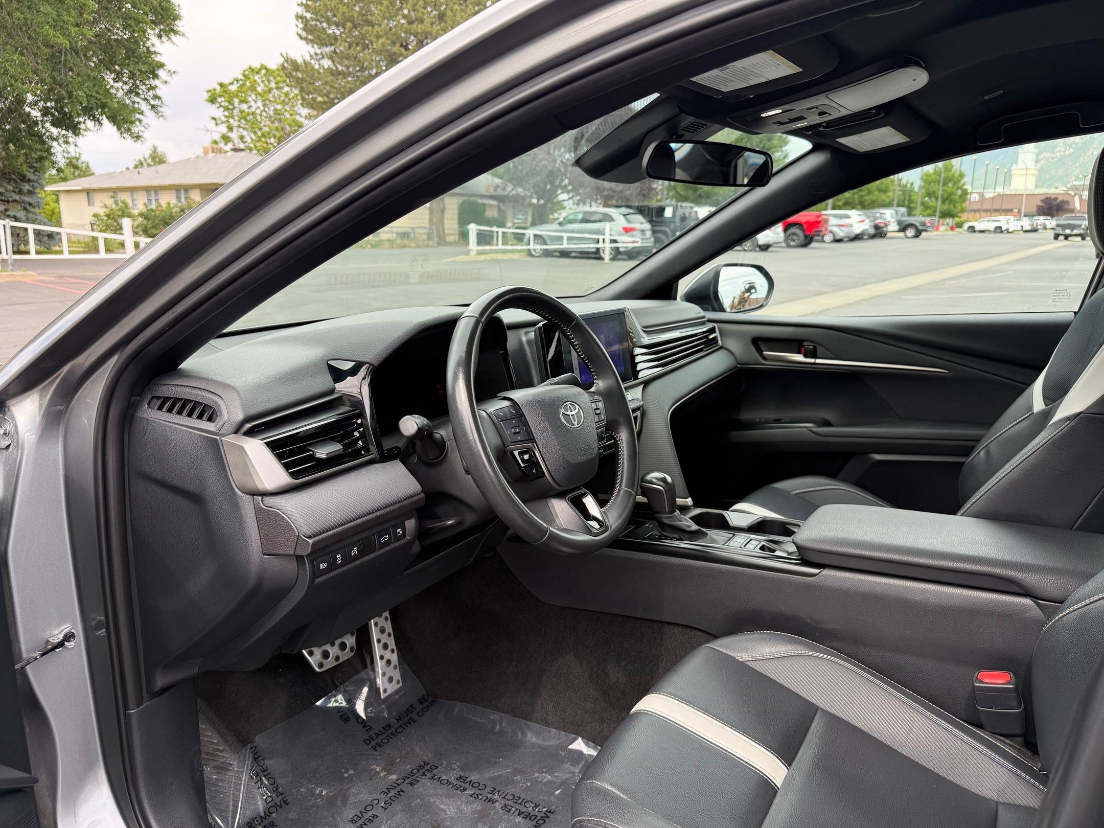 Used 2025 Toyota Camry SE FWD image 11