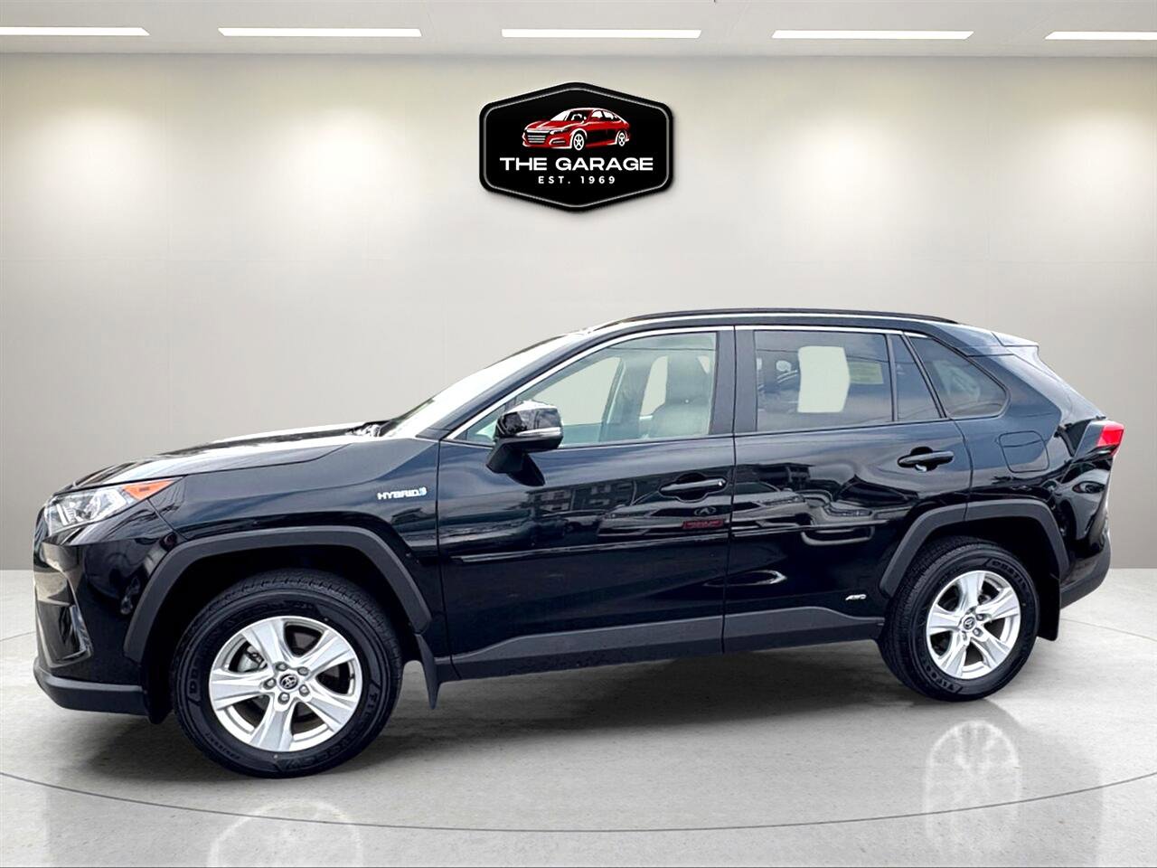 Used 2021 Toyota RAV4 XLE w/ Convenience Package image 2