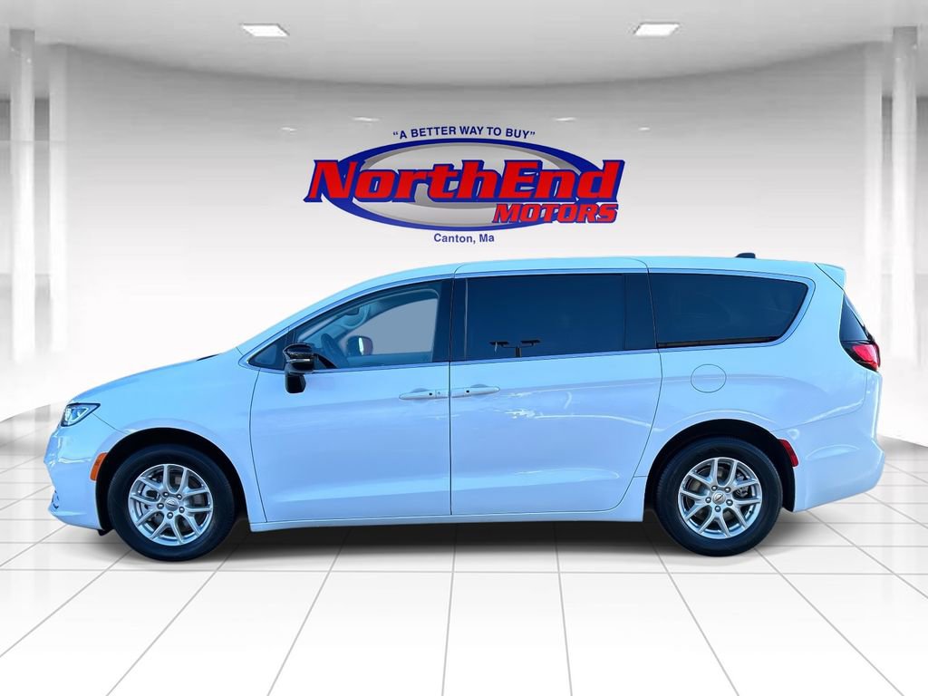 Used 2024 Chrysler Pacifica Touring-L image 6