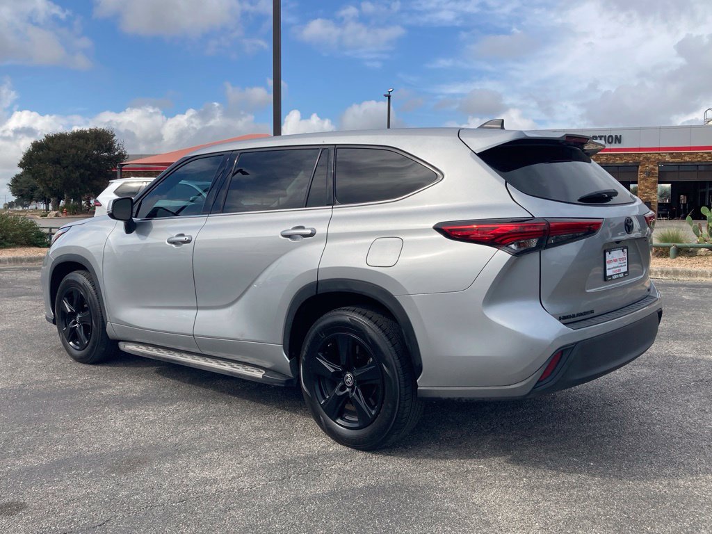 Used 2022 Toyota Highlander LE FWD image 7