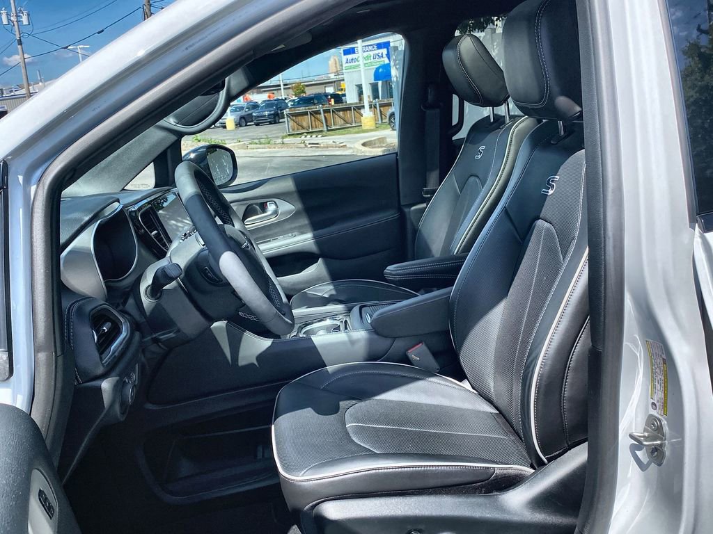 Used 2024 Chrysler Pacifica Limited w/ S Appearance Package image 12