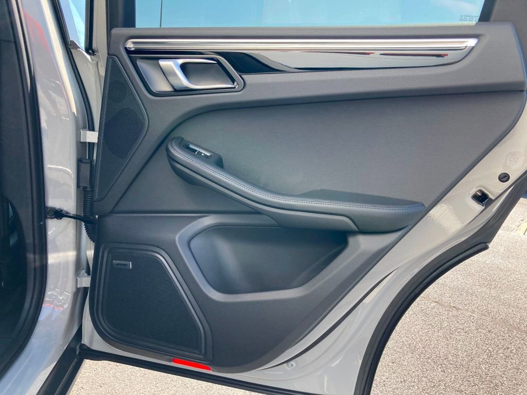 Certified 2025 Porsche Macan image 32