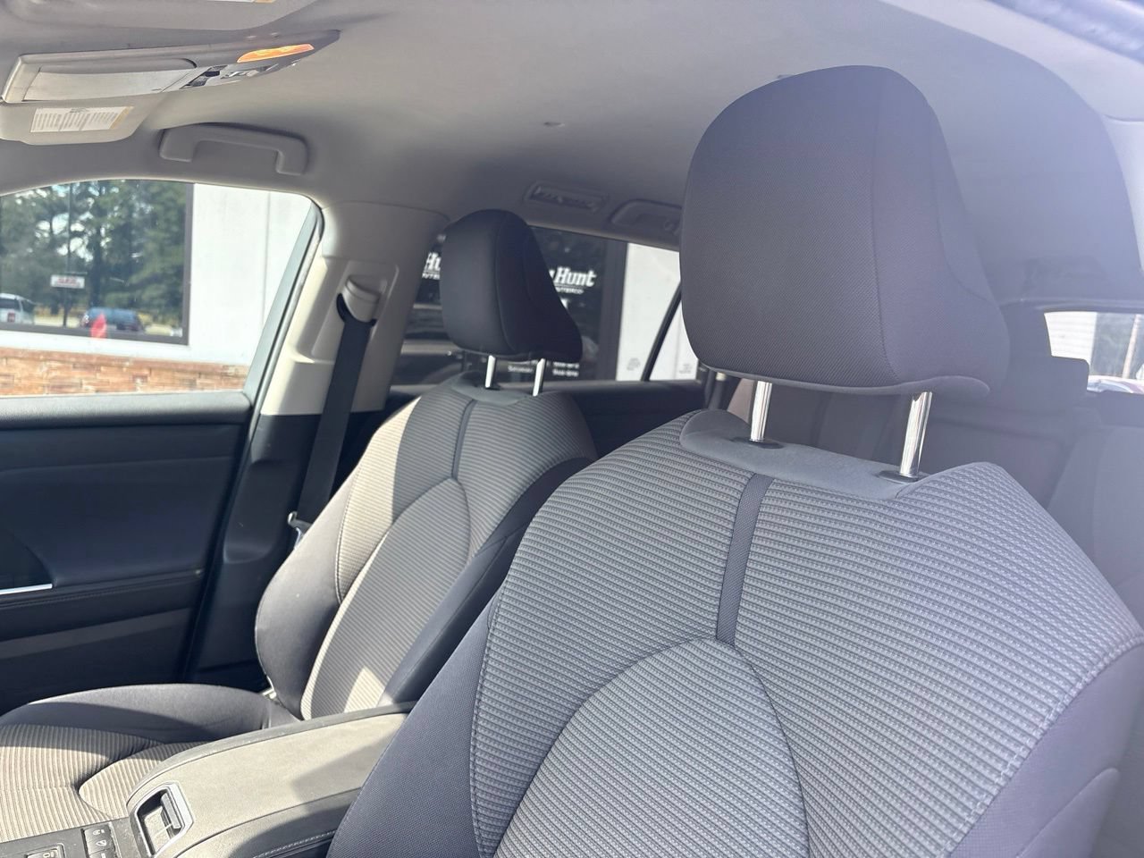 Used 2022 Toyota Highlander LE AWD/4WD image 2