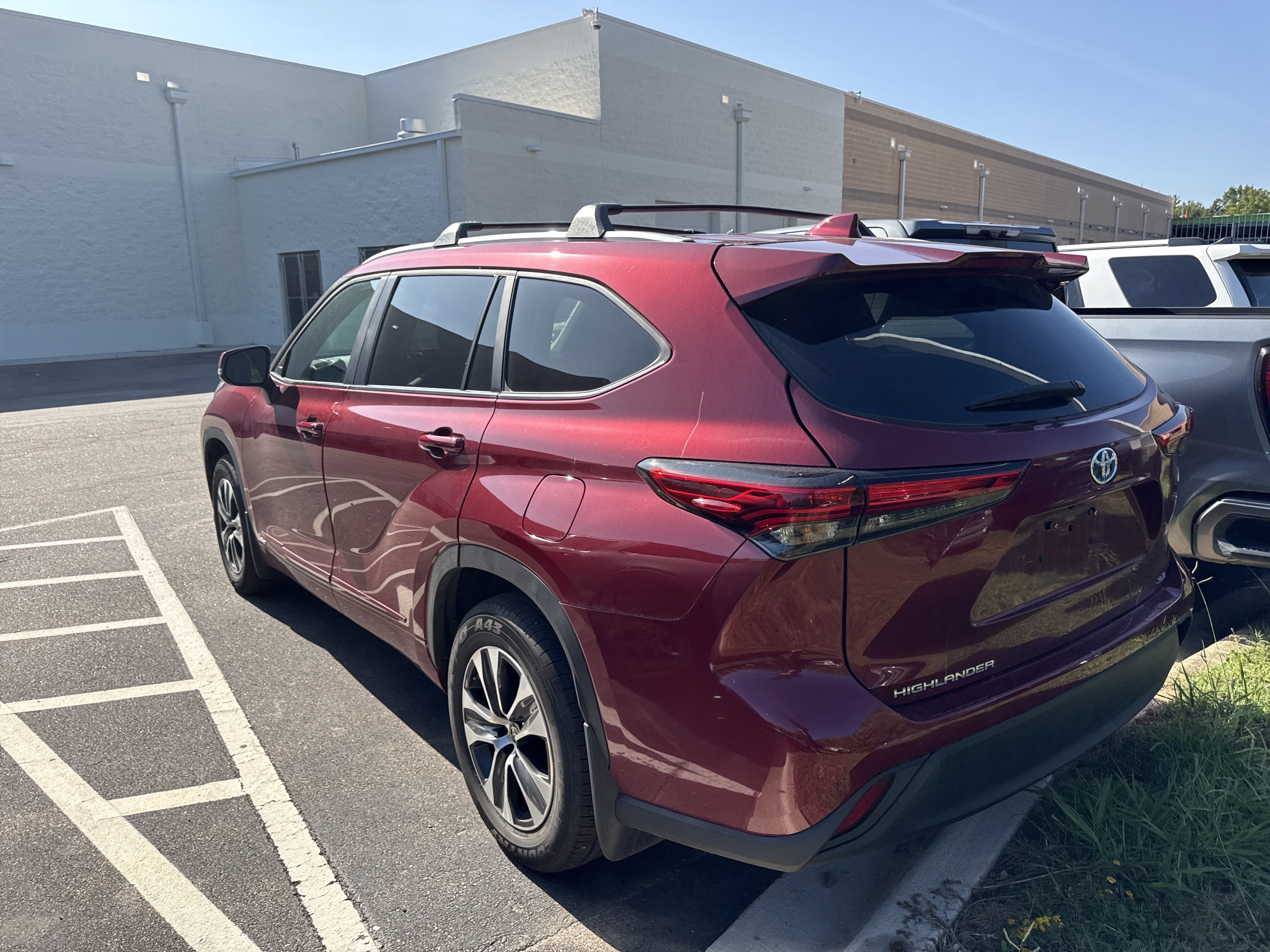 Used 2023 Toyota Highlander XLE AWD/4WD image 2