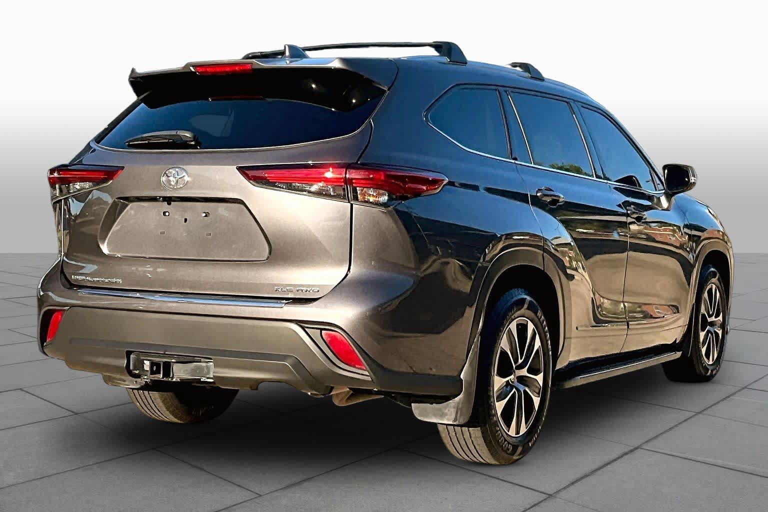 Used 2021 Toyota Highlander XLE AWD/4WD image 13