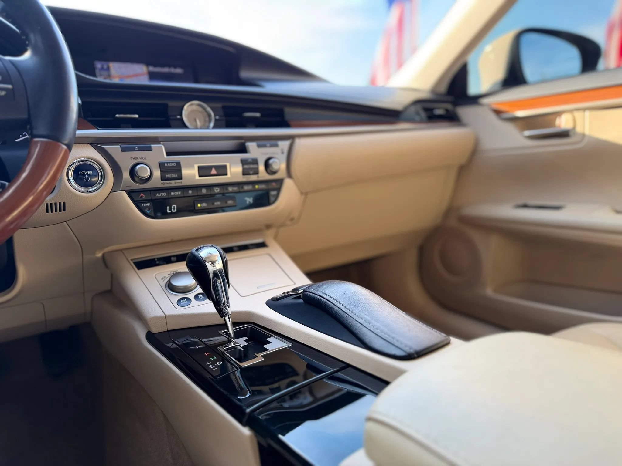 Used 2013 Lexus ES 300h w/ Luxury Pkg FWD image 26