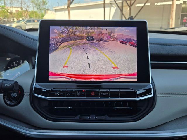 Used 2025 Jeep Compass Limited image 19