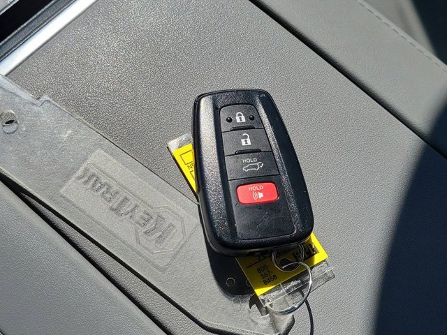 Used 2020 Toyota Highlander XLE image 29