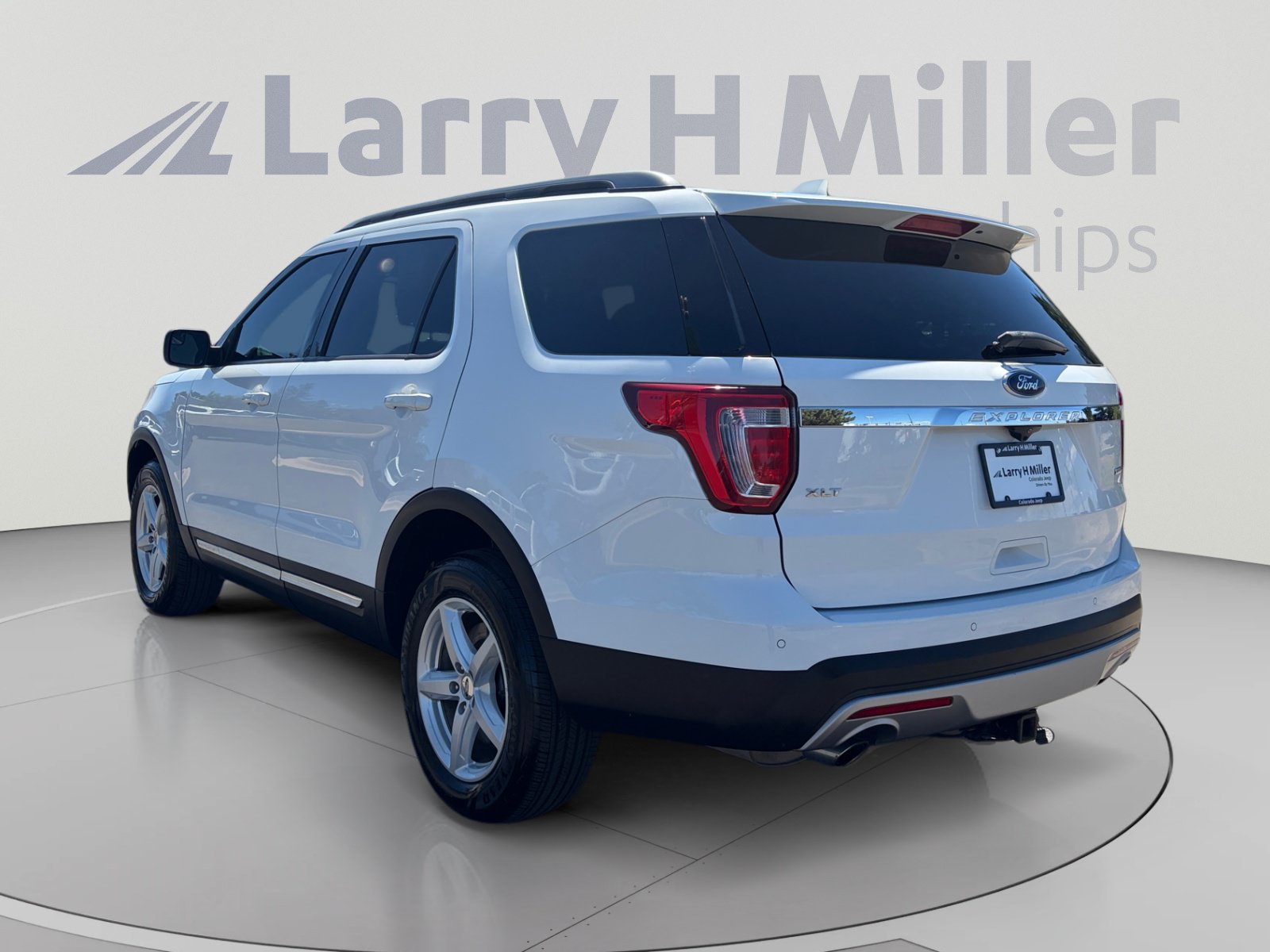 Used 2017 Ford Explorer XLT AWD/4WD image 3