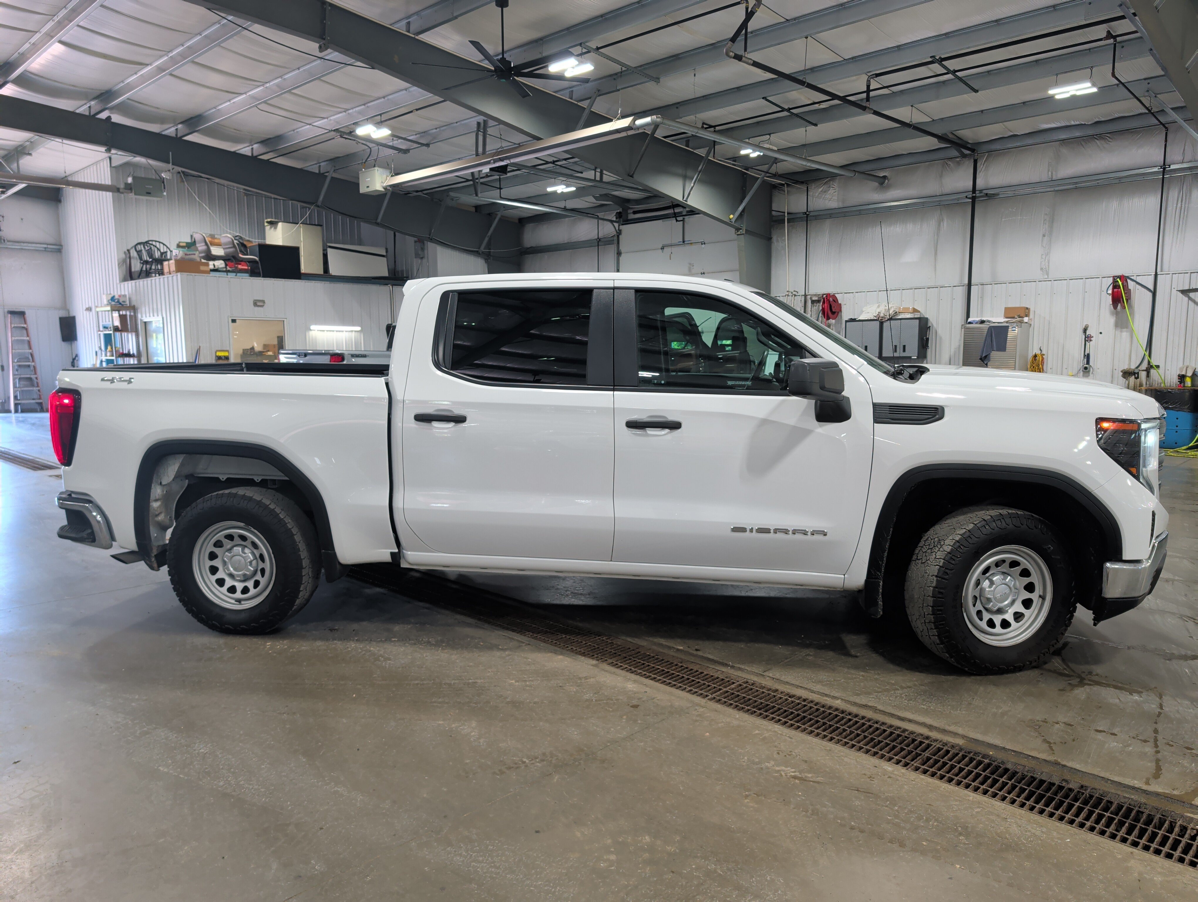 Used 2024 GMC Sierra 1500 Pro w/ Pro Value Package AWD/4WD image 2