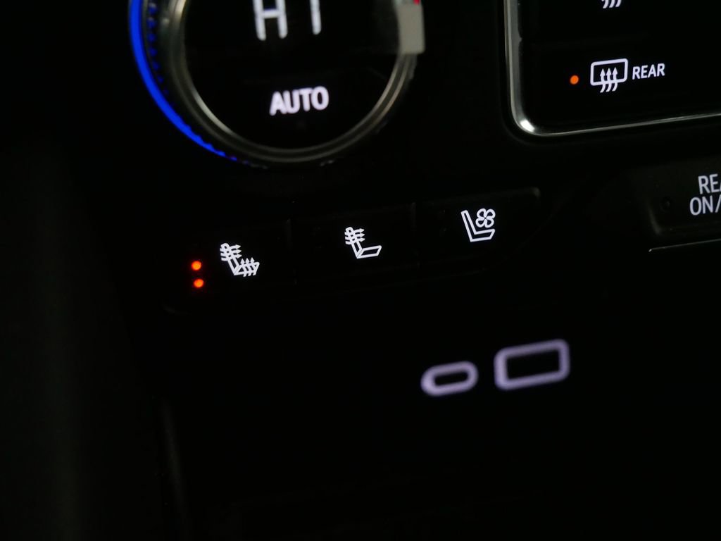 Used 2024 GMC Yukon AT4 w/ Technology Package image 26