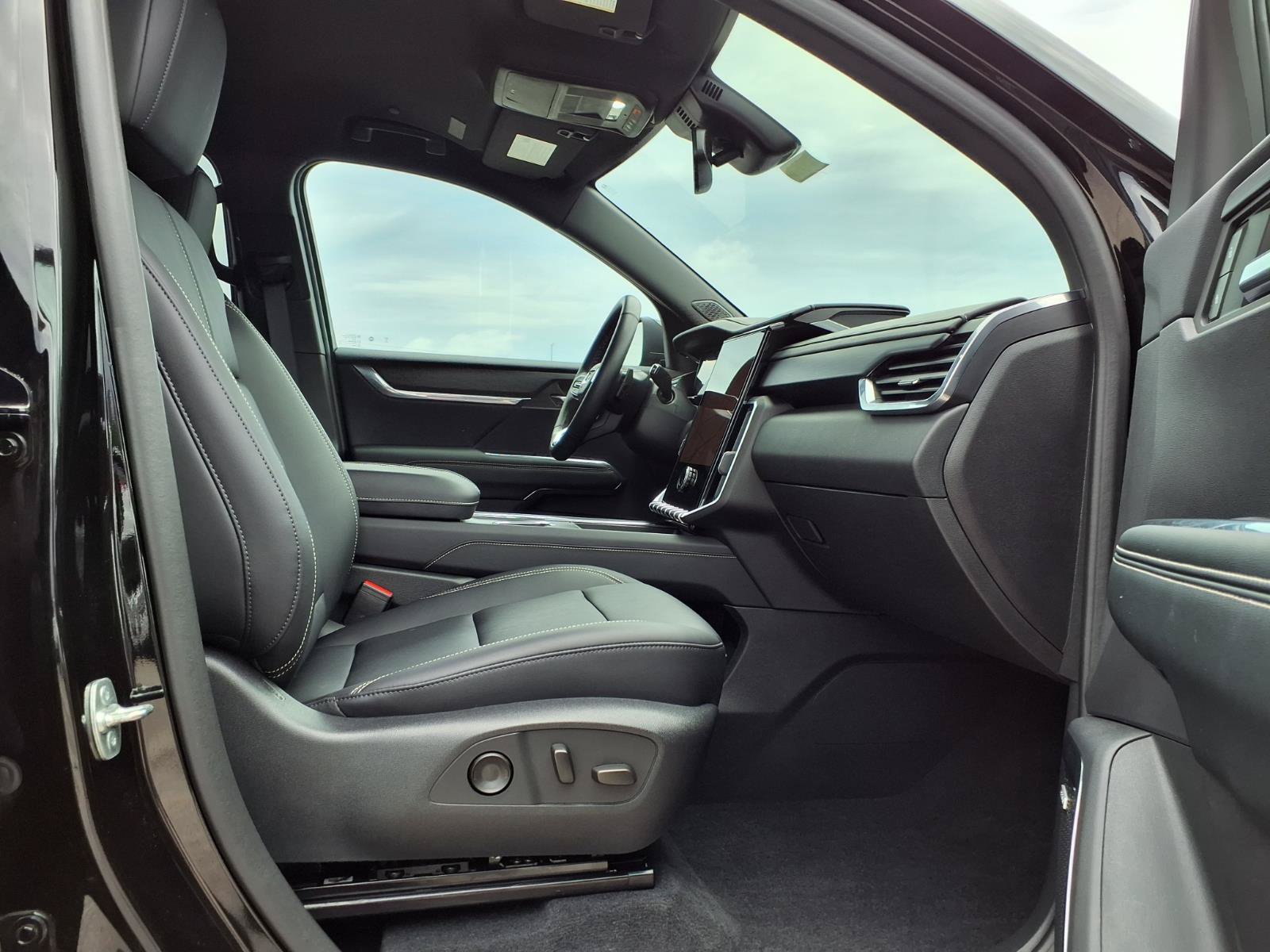 Used 2025 GMC Acadia Elevation w/ Elevation Premium Package FWD image 25