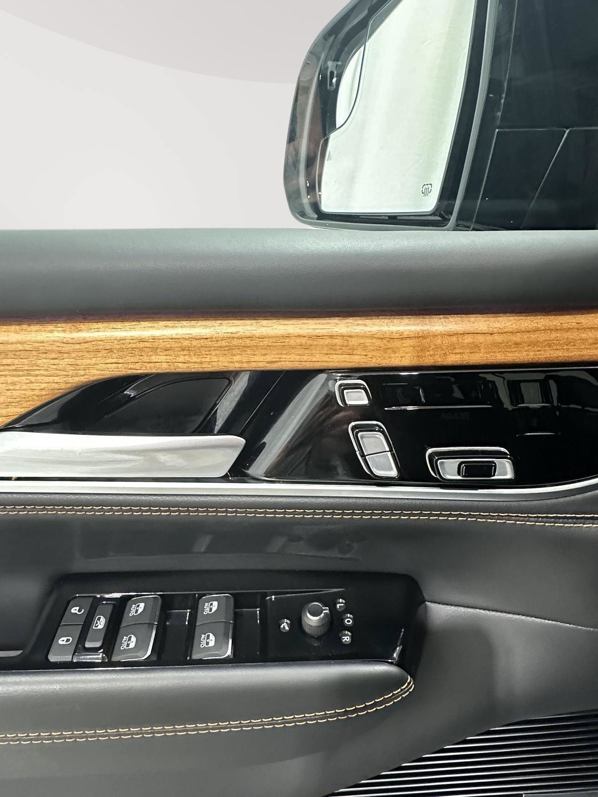 Used 2025 Jeep Grand Wagoneer L Series III w/ Rear-Seat Entertainment Group AWD/4WD image 19