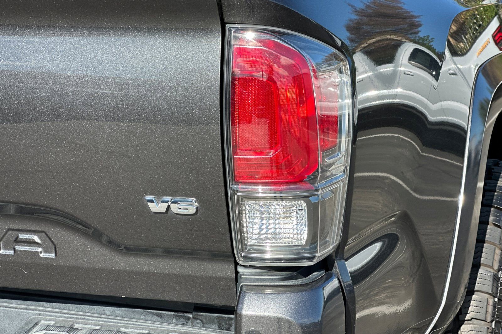 Used 2016 Toyota Tacoma Limited w/ Towing Package image 9