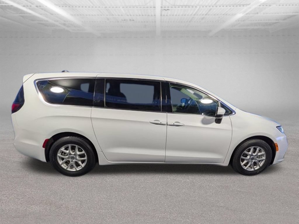 Used 2023 Chrysler Pacifica Touring-L FWD image 4