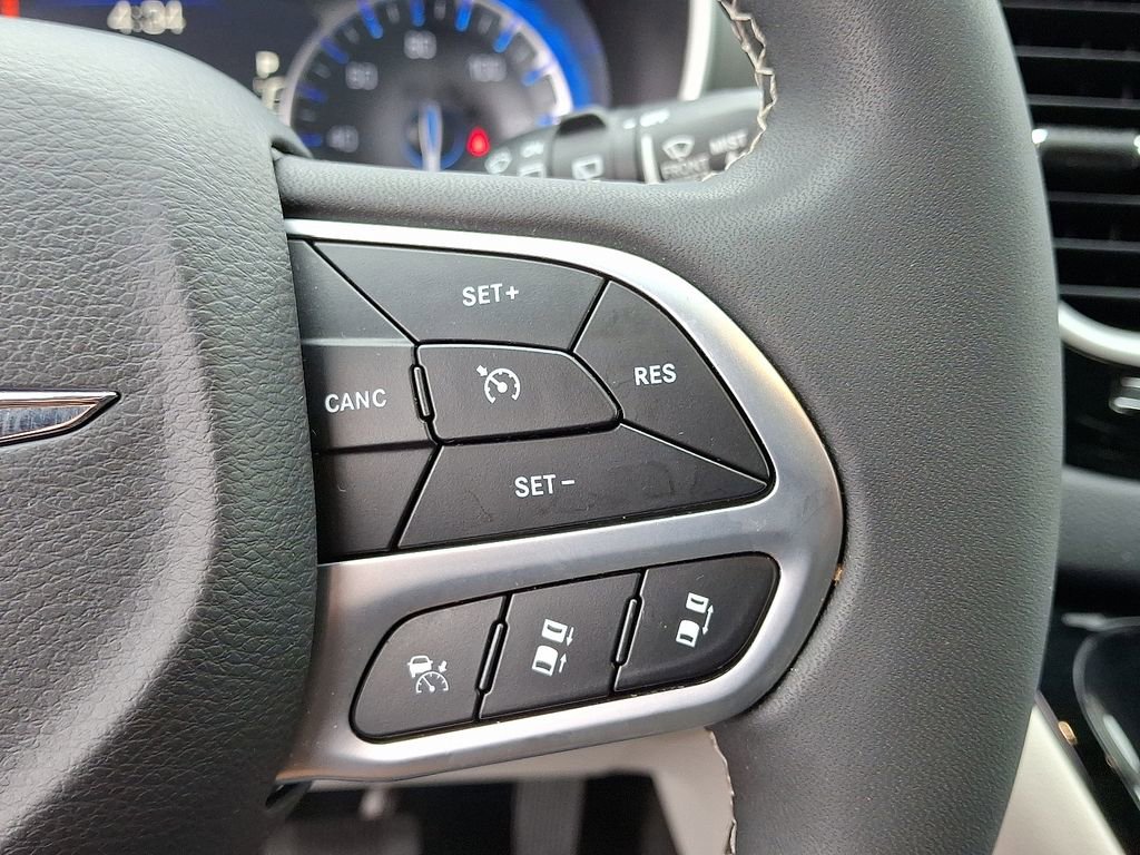Used 2023 Chrysler Pacifica Touring-L image 22