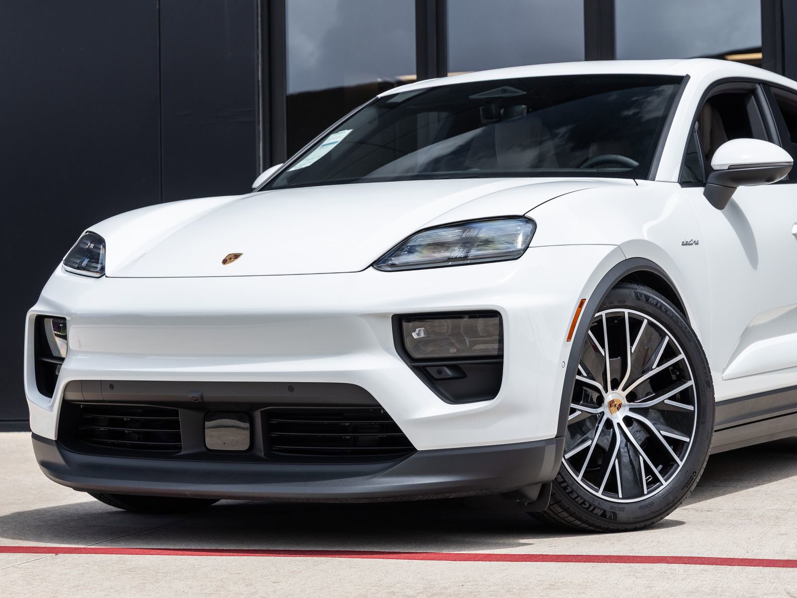 Certified 2025 Porsche Macan Electric image 7