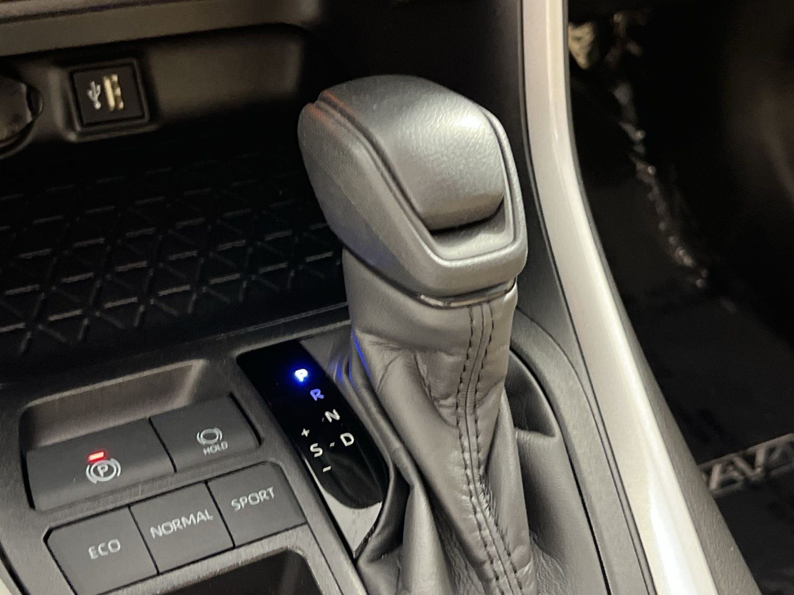 Used 2025 Toyota RAV4 XLE w/ Convenience Package FWD image 22